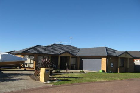 Photo of property in 28 Glencalder Place, Wattle Downs, Auckland, 2103