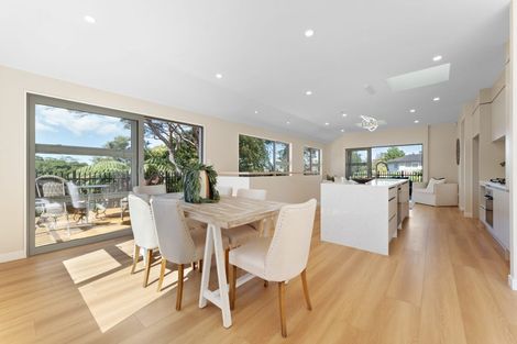 Photo of property in 43 Chamberlain Road, Massey, Auckland, 0614