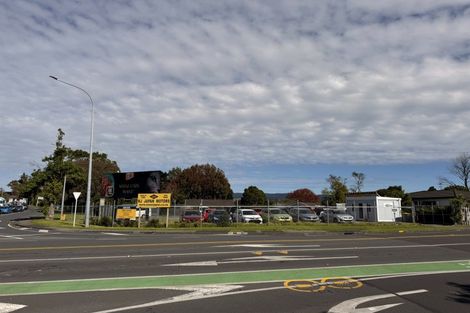 Photo of property in 320 Lincoln Road, Henderson, Auckland, 0610