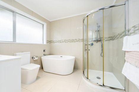 Photo of property in 8 Fowey Avenue, Te Atatu South, Auckland, 0610