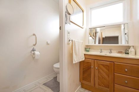 Photo of property in 76 Beechdale Crescent, Pakuranga Heights, Auckland, 2010