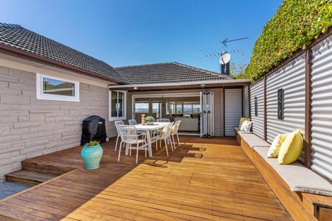 Photo of property in 37 Mellons Bay Road, Mellons Bay, Auckland, 2014