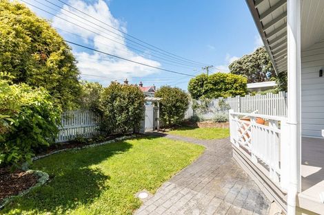 Photo of property in 21 Farm Road, Northland, Wellington, 6012
