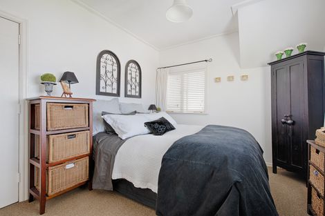 Photo of property in 8 Forrest Hill Road, Forrest Hill, Auckland, 0620