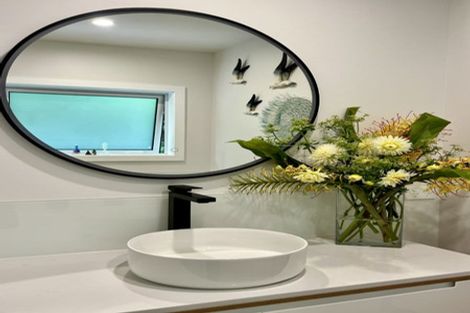 Photo of property in 15 Piha Road, Piha, New Lynn, 0772