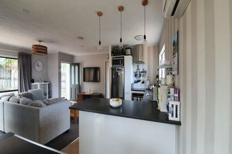 Photo of property in 2/8 Atlantis Place, Totara Vale, Auckland, 0629