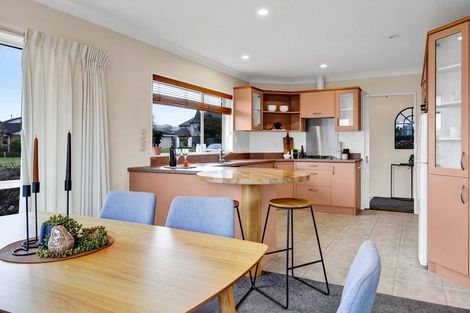 Photo of property in 18 Kinross Drive, Merrilands, New Plymouth, 4312
