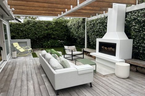 Photo of property in 2/192 Queen Street, Northcote Point, Auckland, 0627