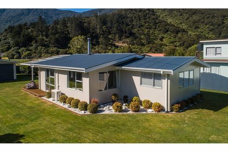 Photo of property in 20 Renata Road, Okiwi Bay, 7193