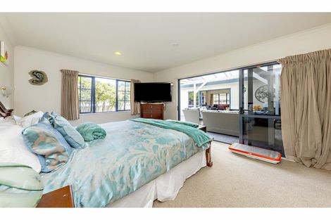 Photo of property in 11 Glenveagh Park Drive, Weymouth, Auckland, 2103
