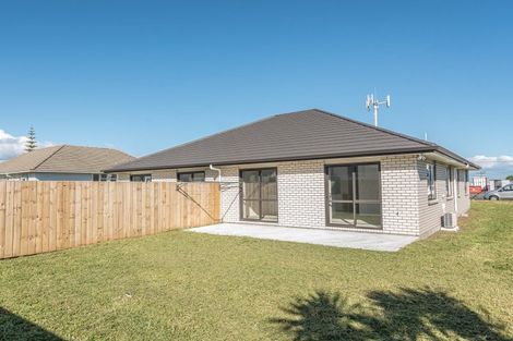 Photo of property in 6 Cross Street, Castlecliff, Whanganui, 4501