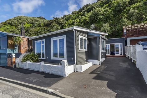 Photo of property in 106 Breaker Bay Road, Breaker Bay, Wellington, 6022