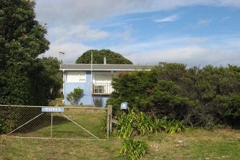 Photo of property in 3 Arthur Street, Waikawa Beach, Levin, 5573
