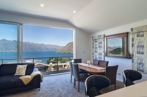Photo of property in 28 Wynyard Crescent, Fernhill, Queenstown, 9300