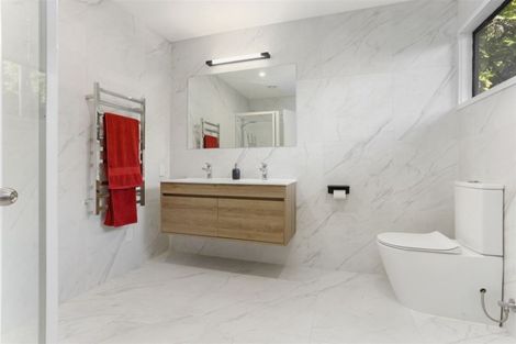 Photo of property in 138 Glenfield Road, Birkenhead, Auckland, 0626