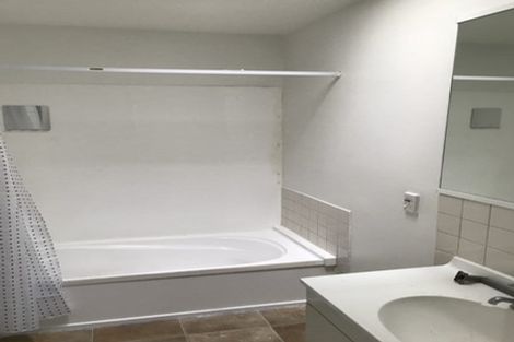 Photo of property in 4/35 Fields Parade, Oteha, Auckland, 0632