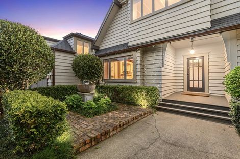 Photo of property in 247 Devonport Road, Tauranga, 3110