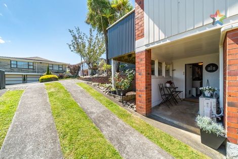 Photo of property in 8 Summit Road, Fairfield, Lower Hutt, 5011