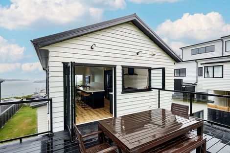 Photo of property in 44 Domett Street, Newlands, Wellington, 6037