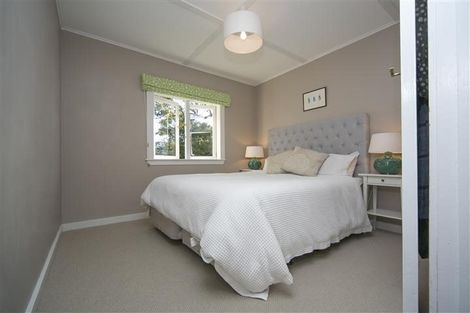 Photo of property in 2/4 Cleve Road, Green Bay, Auckland, 0604