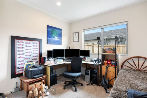Photo of property in 13 Walter Ruddock Avenue, Kumeu, 0810
