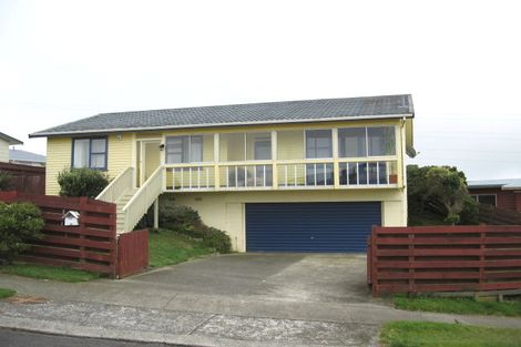 Photo of property in 10 Edgecombe Street, Newlands, Wellington, 6037