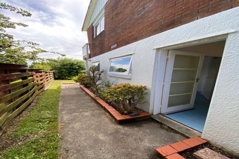 Photo of property in 6 Rewarewa Road, Te Atatu Peninsula, Auckland, 0610