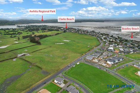 Photo of property in 1 Korowhiti Road, Clarks Beach, 2122