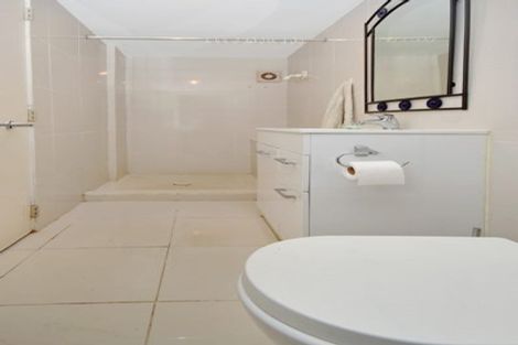 Photo of property in 8 Hobsonville Road, West Harbour, Auckland, 0618