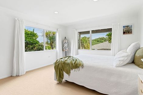 Photo of property in 18 Marram Way, Peka Peka, Waikanae, 5391