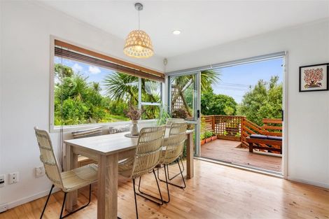 Photo of property in 1/9 De Val Drive, Titirangi, Auckland, 0604