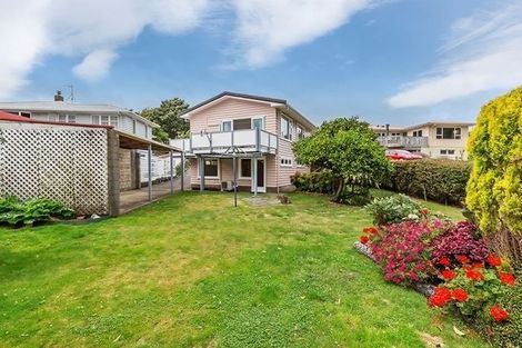 Photo of property in 6 Larsen Crescent, Tawa, Wellington, 5028