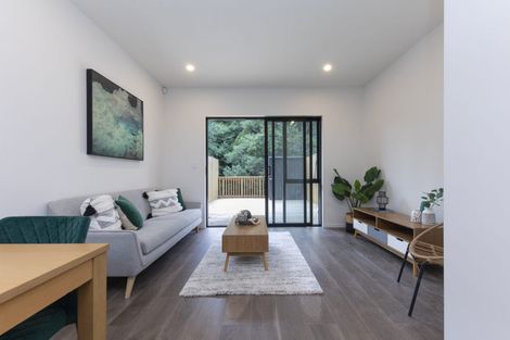 Photo of property in 21 Morihana Close, Glen Eden, 0602