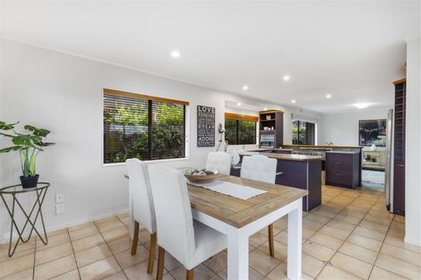 Photo of property in 14 West Fairway, Golflands, Auckland, 2013