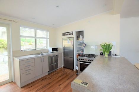 Photo of property in 21 Grassmere Road, Henderson Valley, Auckland, 0612