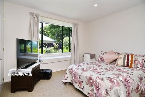 Photo of property in 21 Thornwood Place, Redwood, Christchurch, 8051
