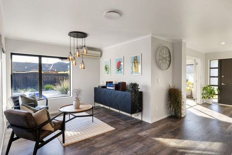 Photo of property in 28 Madison Street, Cambridge, 3434