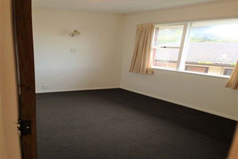 Photo of property in 8 Easton Park Parade, Glenfield, Auckland, 0629