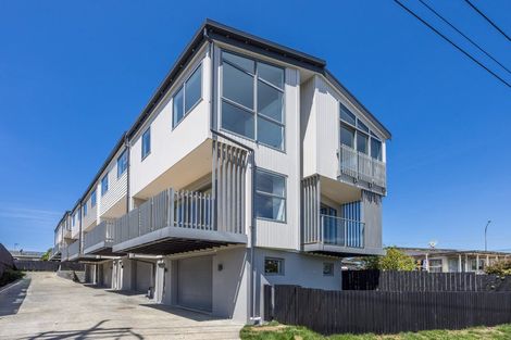 Photo of property in 1/94 Target Road, Totara Vale, Auckland, 0629