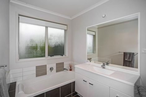 Photo of property in 2 Bob Craig Place, Pukekohe, 2120