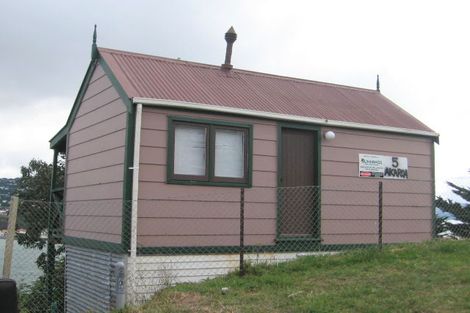 Photo of property in 5 Akaroa Drive, Maupuia, Wellington, 6022