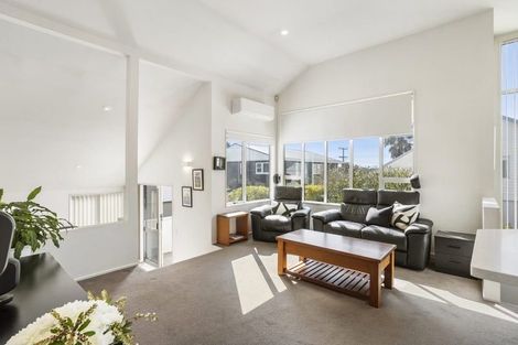 Photo of property in 2/132 East Coast Road, Forrest Hill, Auckland, 0620