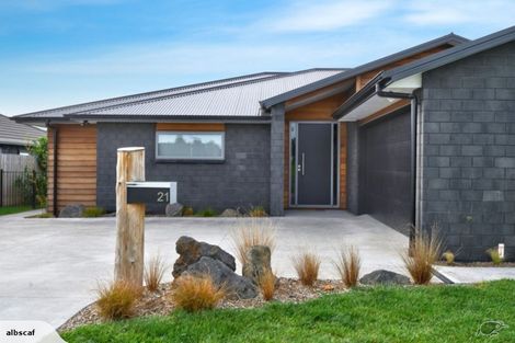 Photo of property in 21 Van Rixel Drive, Kumeu, 0810