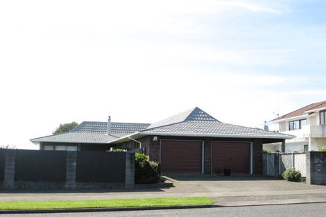 Photo of property in 128 Heta Road, Highlands Park, New Plymouth, 4312