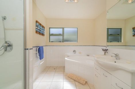 Photo of property in 2 Tirinui Crescent, Tairua, 3508