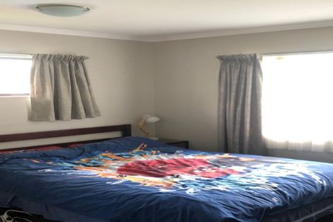 Photo of property in 1 Rixon Place, Te Atatu Peninsula, Auckland, 0610