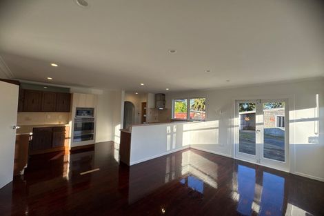 Photo of property in 127 Edgewater Drive, Pakuranga, Auckland, 2010