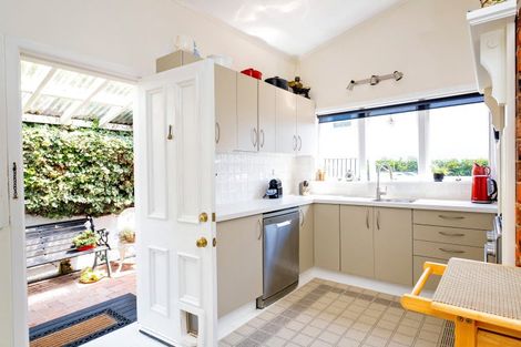 Photo of property in 11 Lincoln Road, Bluff Hill, Napier, 4110