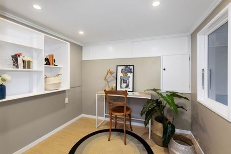 Photo of property in 70 Dowse Drive, Maungaraki, Lower Hutt, 5010