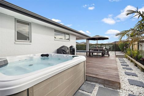 Photo of property in 24 Sir Lincoln Drive, Kumeu, 0810